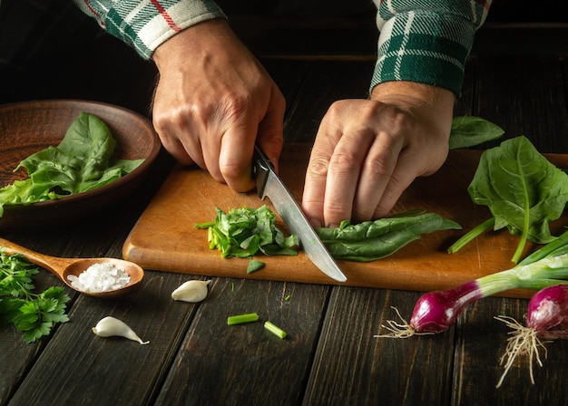 Kucharz sieka zioła